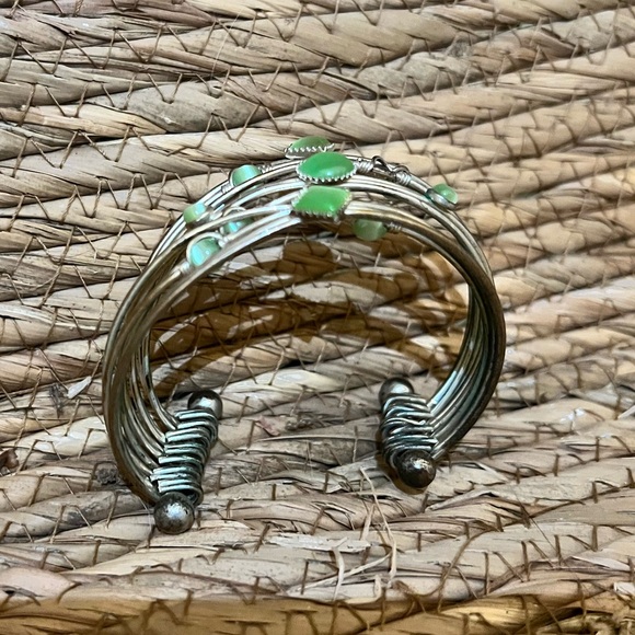 Bracelet Chartreuse Beads and Wire Cuff Vintage Costume Jewelry - Picture 3 of 6